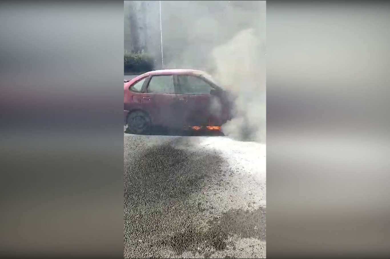 Seyir halindeki otomobil alev aldı